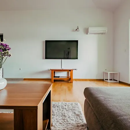 Apartments Verde تروغير