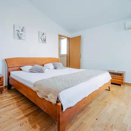 Apartments Verde * تروغير